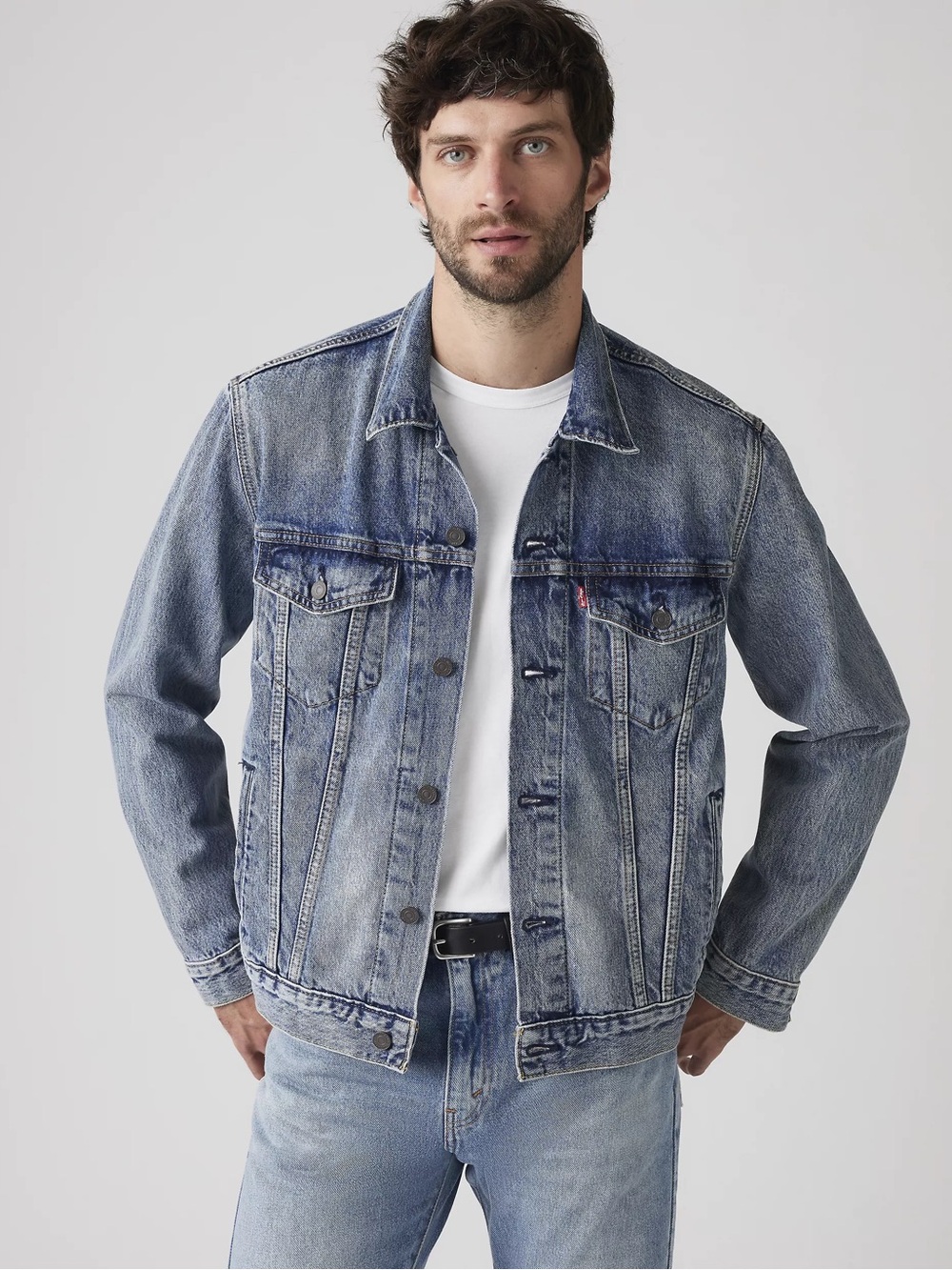 Levi's Trucker Jacket- Medium Wash Size XL